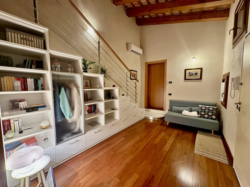 COMPOSIZIONE:
Proponiamo in affitto un appartamento al primo piano, in centro a Este, con ingress...