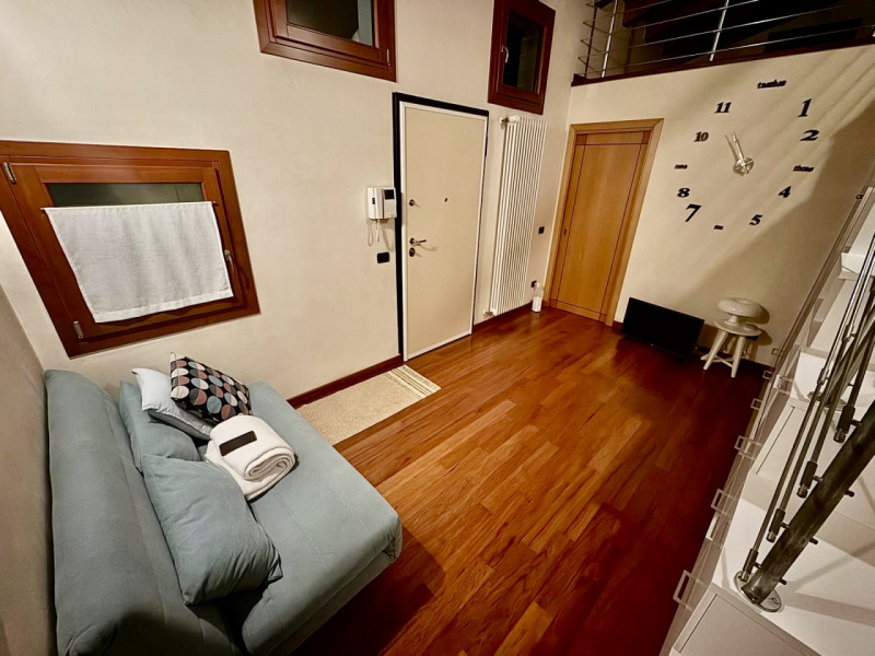 COMPOSIZIONE:
Proponiamo in affitto un appartamento al primo piano, in centro a Este, con ingress...