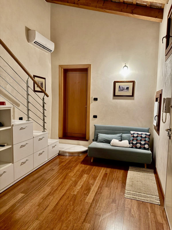 COMPOSIZIONE:
Proponiamo in affitto un appartamento al primo piano, in centro a Este, con ingress...