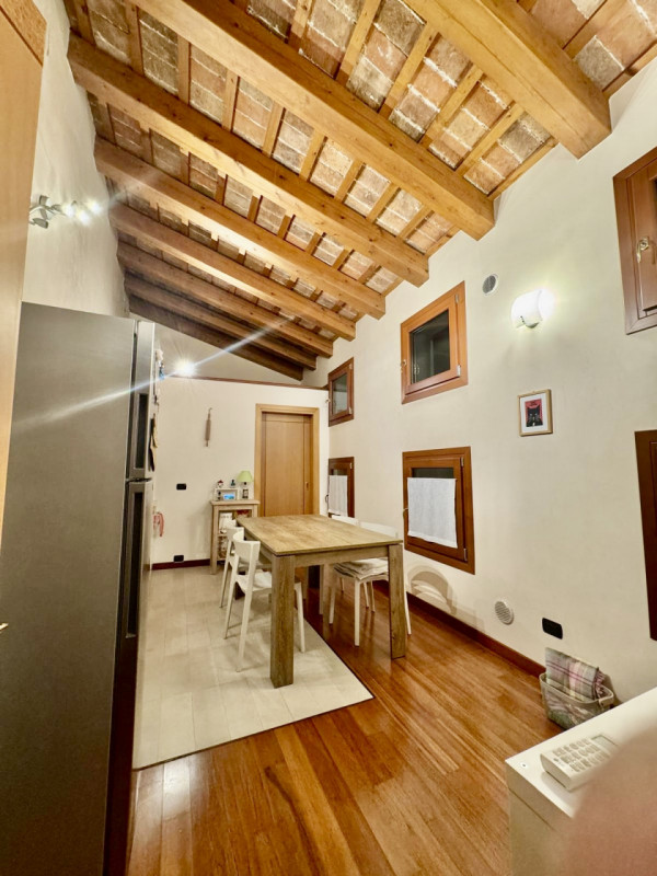 COMPOSIZIONE:
Proponiamo in affitto un appartamento al primo piano, in centro a Este, con ingress...