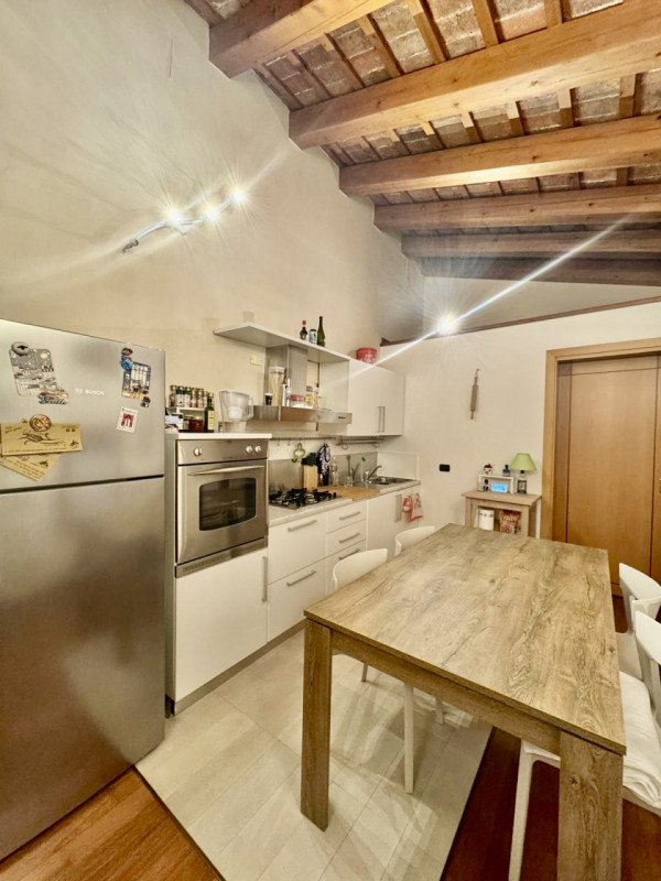 COMPOSIZIONE:
Proponiamo in affitto un appartamento al primo piano, in centro a Este, con ingress...