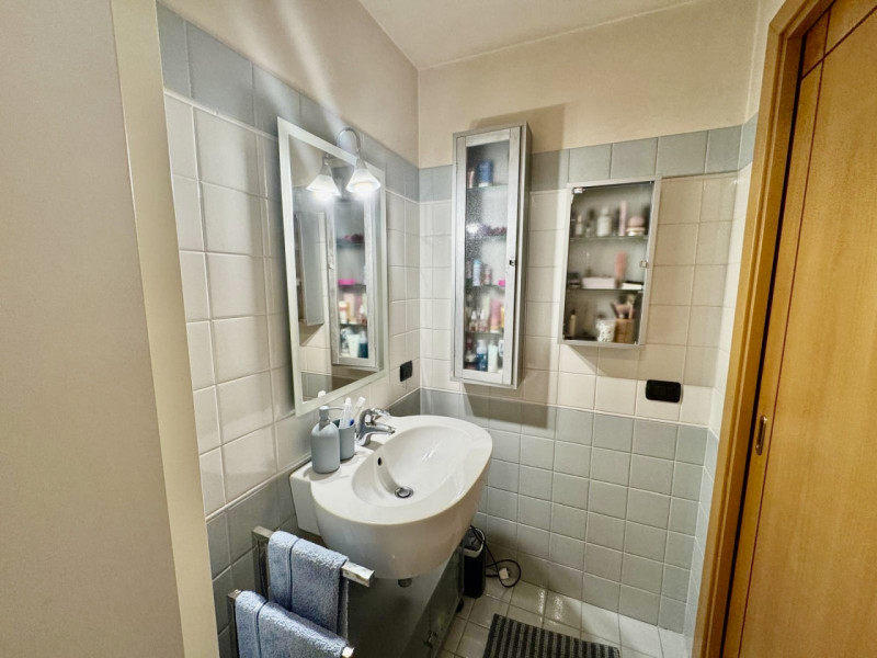 COMPOSIZIONE:
Proponiamo in affitto un appartamento al primo piano, in centro a Este, con ingress...