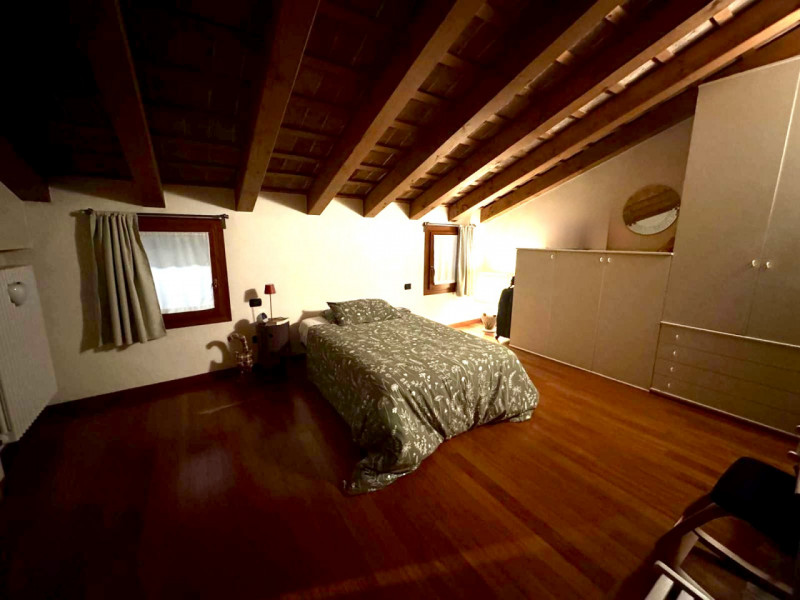 COMPOSIZIONE:
Proponiamo in affitto un appartamento al primo piano, in centro a Este, con ingress...