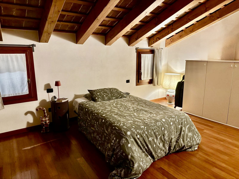 COMPOSIZIONE:
Proponiamo in affitto un appartamento al primo piano, in centro a Este, con ingress...