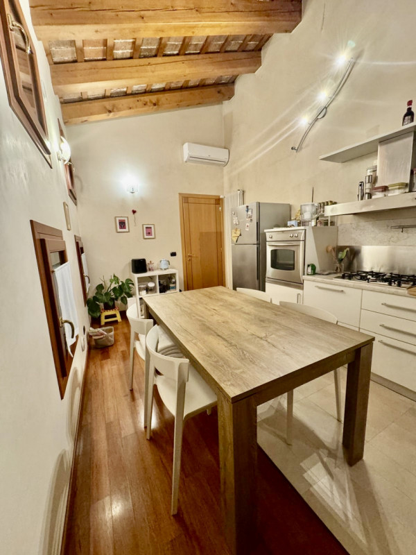 COMPOSIZIONE:
Proponiamo in affitto un appartamento al primo piano, in centro a Este, con ingress...