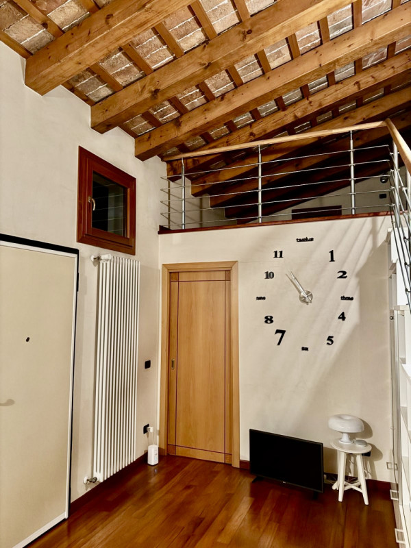 COMPOSIZIONE:
Proponiamo in affitto un appartamento al primo piano, in centro a Este, con ingress...