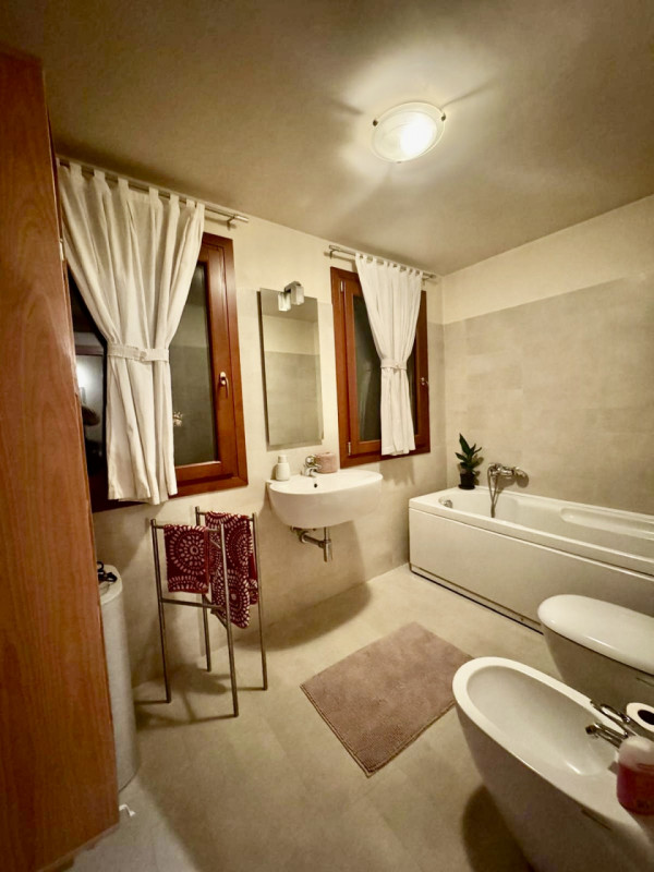 COMPOSIZIONE:
Proponiamo in affitto un appartamento al primo piano, in centro a Este, con ingress...