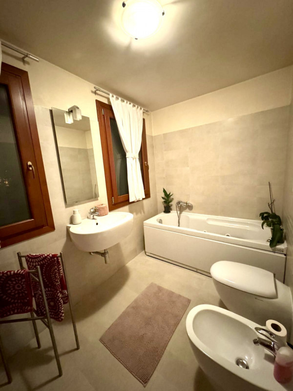 COMPOSIZIONE:
Proponiamo in affitto un appartamento al primo piano, in centro a Este, con ingress...