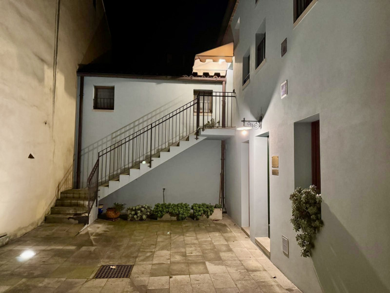 COMPOSIZIONE:
Proponiamo in affitto un appartamento al primo piano, in centro a Este, con ingress...