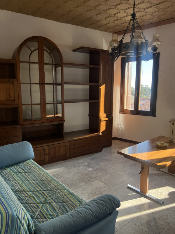 Proponiamo in affitto un ampio appartamento situato nella zona centrale di Monselice, perfetto pe...