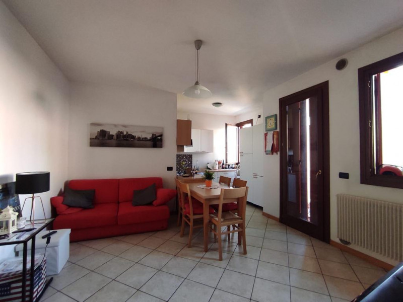 A Montebelluna, ai piedi del Montello, proponiamo in locazione appartamento in contesto residenzi...