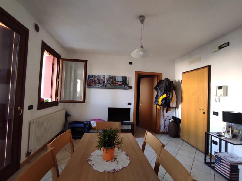 A Montebelluna, ai piedi del Montello, proponiamo in locazione appartamento in contesto residenzi...