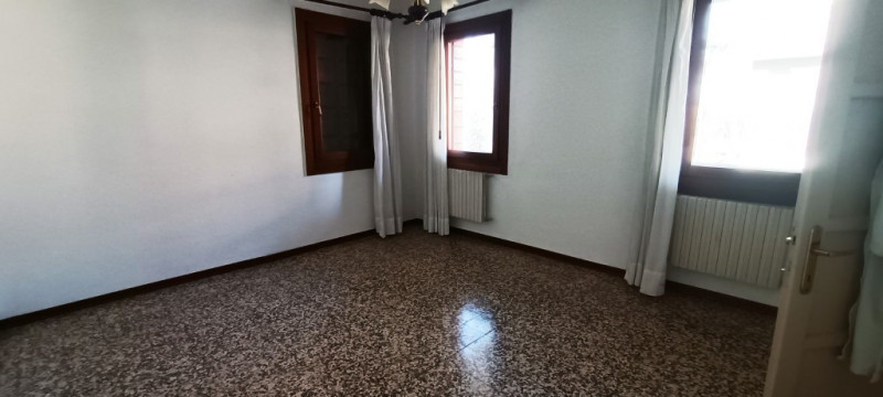 EB04 SALBORO in posizione centrale e comoda a tutti i servizi, interessante casa indipendente su ...