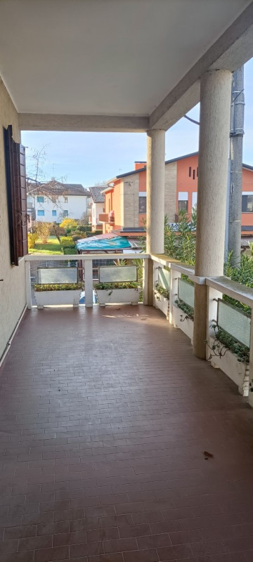 EB04 SALBORO in posizione centrale e comoda a tutti i servizi, interessante casa indipendente su ...