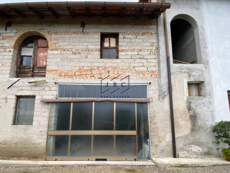 ROVERBASSO DI CODOGNE’ -  (TV)

Splendido Appartamento in Classe A1 con Ampio Annesso e giardino....