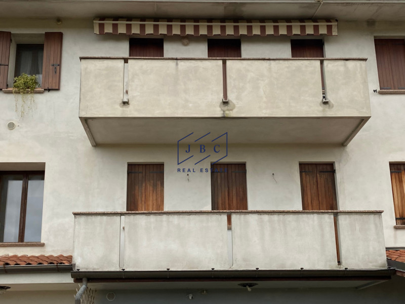 ROVERBASSO DI CODOGNE’ -  (TV)

Splendido Appartamento in Classe A1 con Ampio Annesso e giardino....