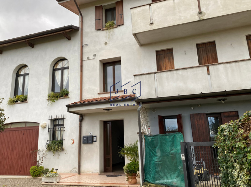 ROVERBASSO DI CODOGNE’ -  (TV)

Splendido Appartamento in Classe A1 con Ampio Annesso e giardino....