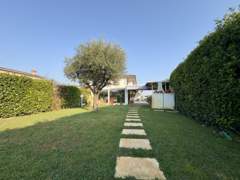 SELVAZZANO DENTRO — In una zona residenziale tranquilla e riservata, frequentata solo dai residen...