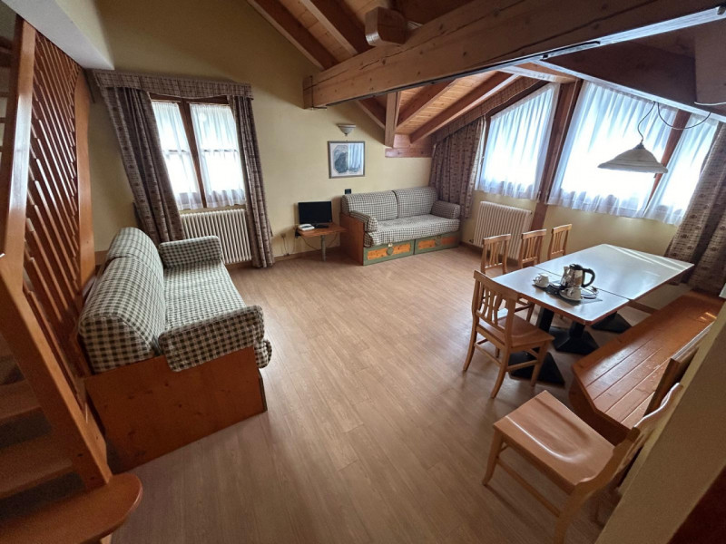 VENDESI MULTIPRORIETA' Trattasi ATTICO 4-5 PIANO, in Residence denominato "NEVESOLE" in località ...