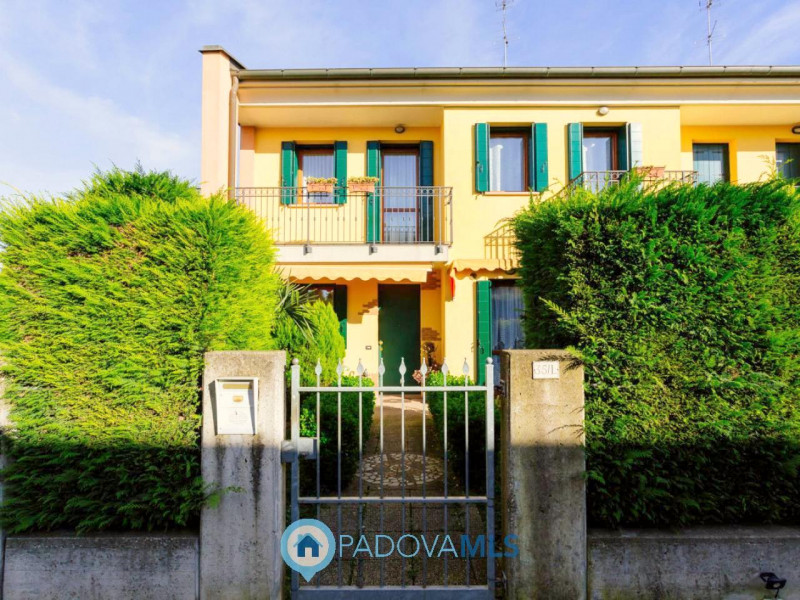 Immobile in esclusiva al Gruppo Padova MLS

In un tranquillo e recente quartiere di Agna, a due p...