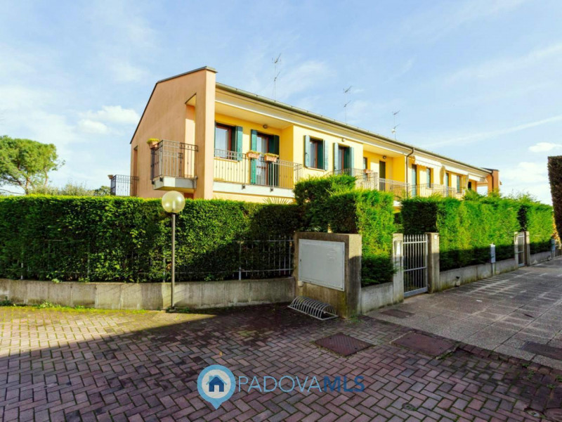 Immobile in esclusiva al Gruppo Padova MLS

In un tranquillo e recente quartiere di Agna, a due p...