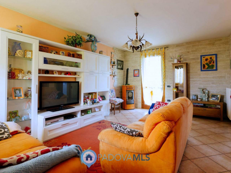 Immobile in esclusiva al Gruppo Padova MLS

In un tranquillo e recente quartiere di Agna, a due p...