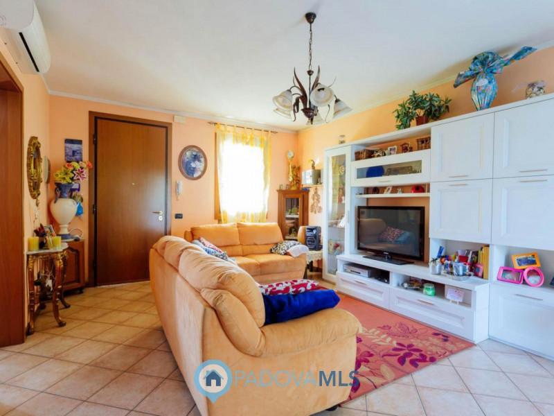 Immobile in esclusiva al Gruppo Padova MLS

In un tranquillo e recente quartiere di Agna, a due p...