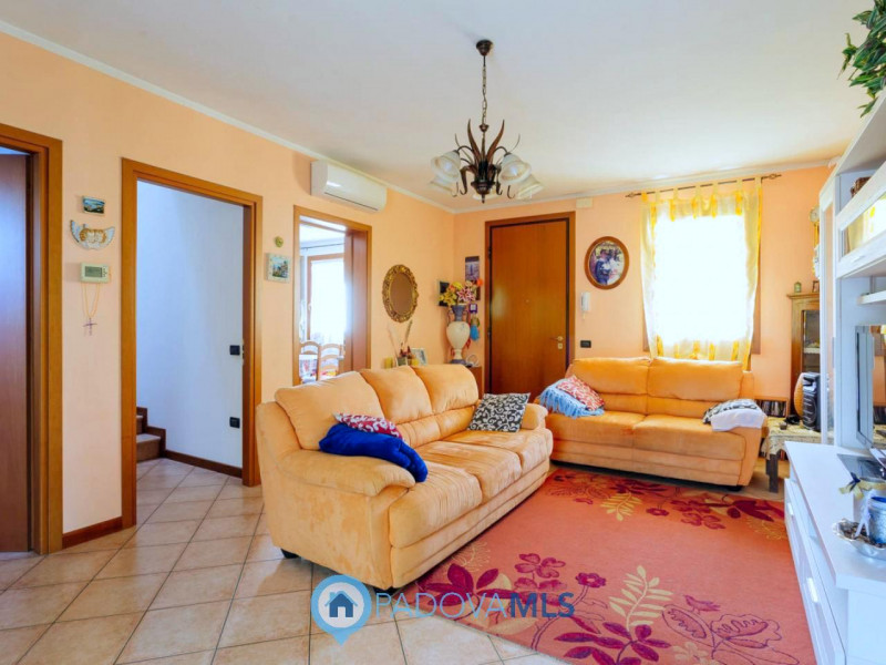 Immobile in esclusiva al Gruppo Padova MLS

In un tranquillo e recente quartiere di Agna, a due p...