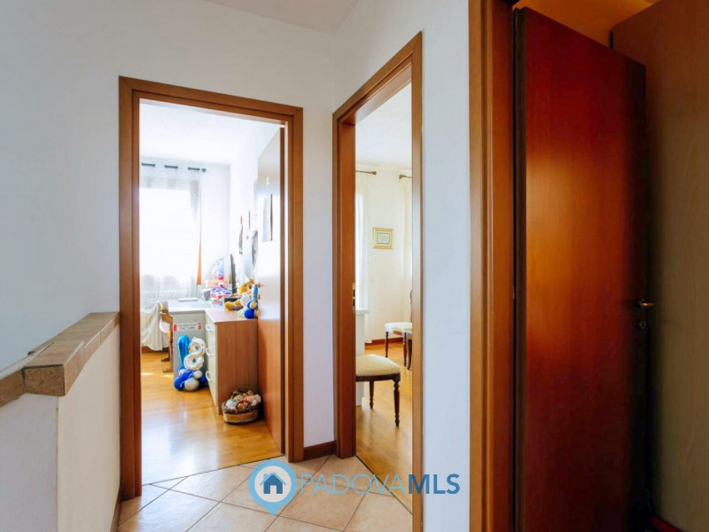 Immobile in esclusiva al Gruppo Padova MLS

In un tranquillo e recente quartiere di Agna, a due p...