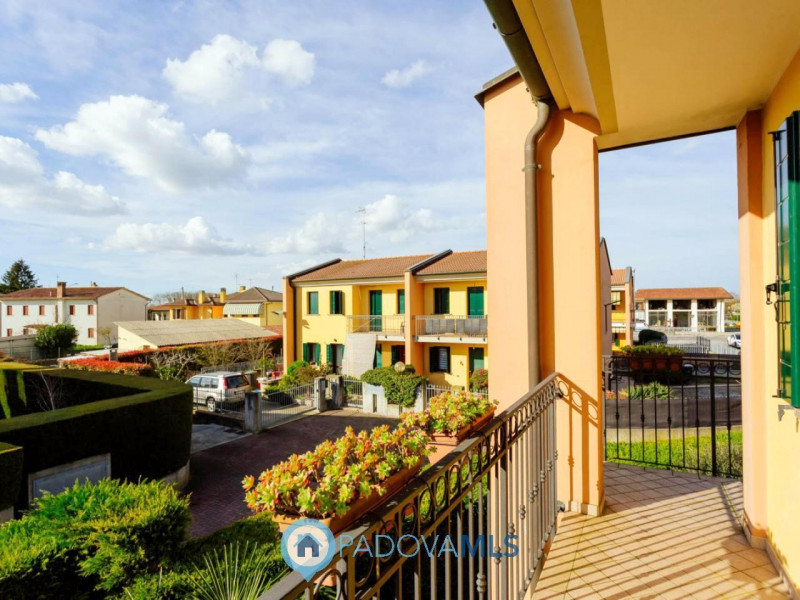 Immobile in esclusiva al Gruppo Padova MLS

In un tranquillo e recente quartiere di Agna, a due p...