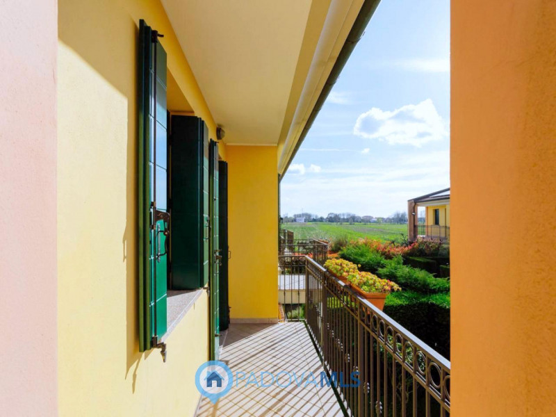 Immobile in esclusiva al Gruppo Padova MLS

In un tranquillo e recente quartiere di Agna, a due p...