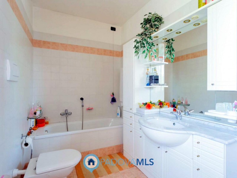 Immobile in esclusiva al Gruppo Padova MLS

In un tranquillo e recente quartiere di Agna, a due p...