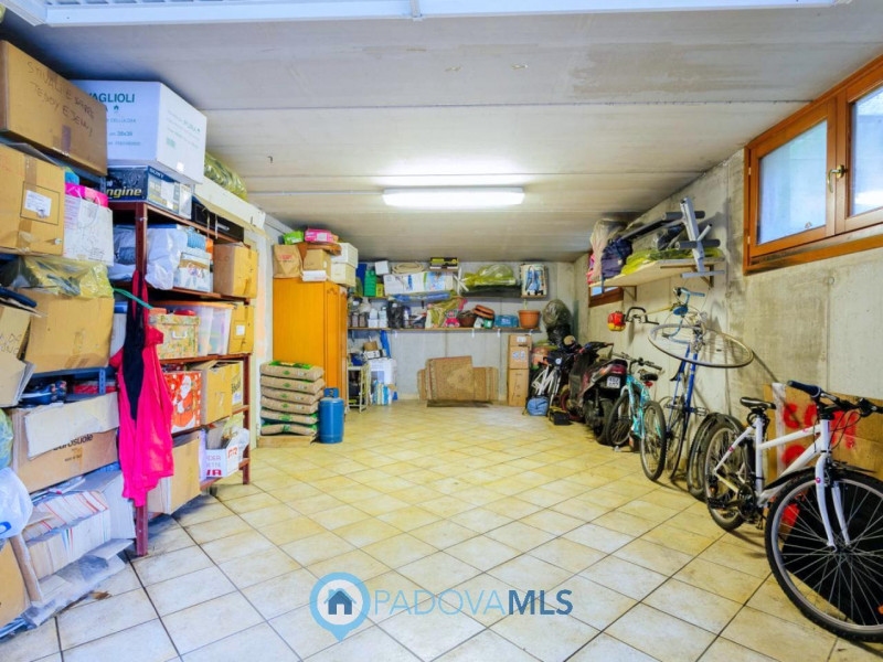 Immobile in esclusiva al Gruppo Padova MLS

In un tranquillo e recente quartiere di Agna, a due p...