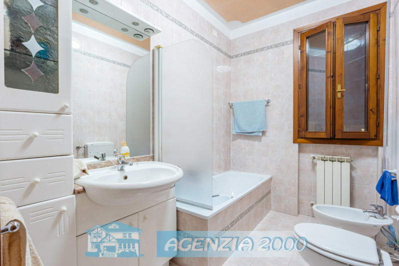 AD ARRE IN UN COMPLESSO SIGNORILE HO UN BELL' APPARTAMENTO PER TE!!! AL PIANO NOBILE CON GIARDINO...