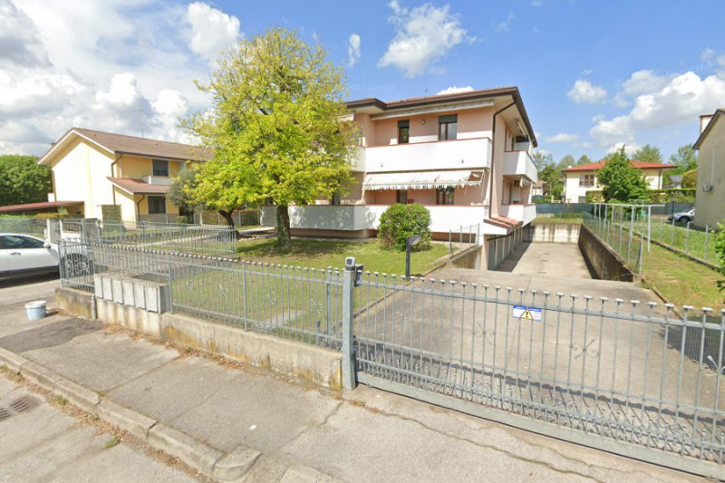 AD ARRE IN UN COMPLESSO SIGNORILE HO UN BELL' APPARTAMENTO PER TE!!! AL PIANO NOBILE CON GIARDINO...