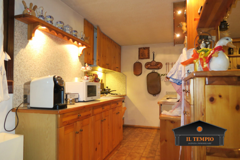 ABITAZIONE – SOLUZIONE UNICA CON AMPI SPAZI ESTERNI

ABITAZIONE (circa 300 mq commerciali)

Ingre...