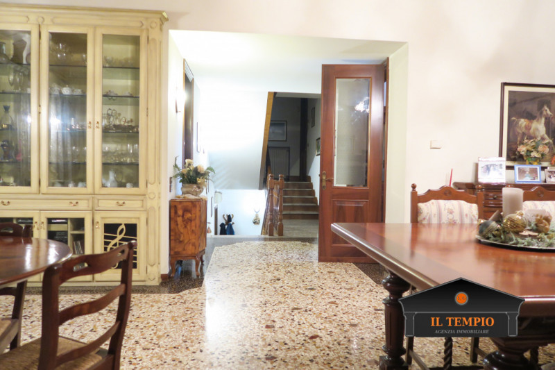 ABITAZIONE – SOLUZIONE UNICA CON AMPI SPAZI ESTERNI

ABITAZIONE (circa 300 mq commerciali)

Ingre...