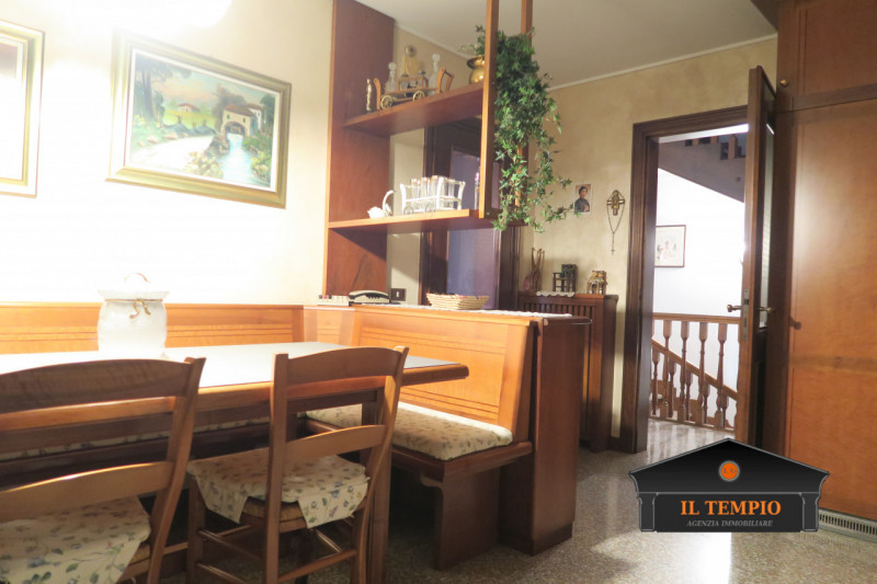 ABITAZIONE – SOLUZIONE UNICA CON AMPI SPAZI ESTERNI

ABITAZIONE (circa 300 mq commerciali)

Ingre...