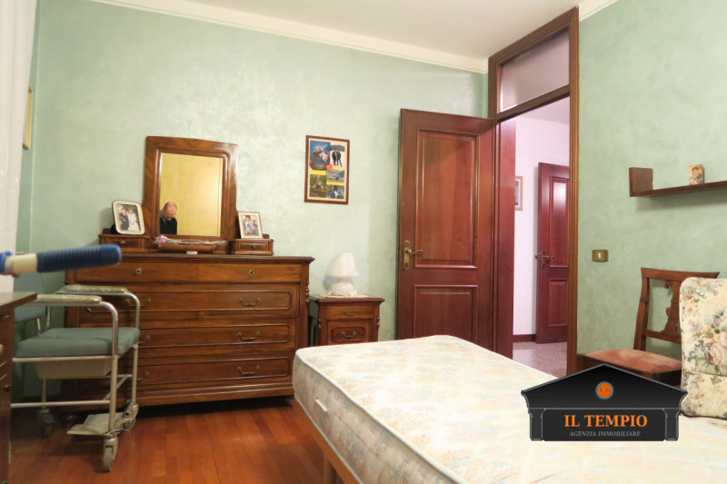 ABITAZIONE – SOLUZIONE UNICA CON AMPI SPAZI ESTERNI

ABITAZIONE (circa 300 mq commerciali)

Ingre...