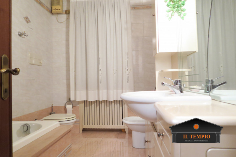 ABITAZIONE – SOLUZIONE UNICA CON AMPI SPAZI ESTERNI

ABITAZIONE (circa 300 mq commerciali)

Ingre...