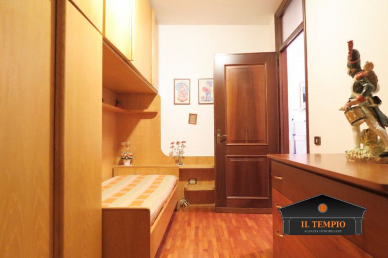 ABITAZIONE – SOLUZIONE UNICA CON AMPI SPAZI ESTERNI

ABITAZIONE (circa 300 mq commerciali)

Ingre...