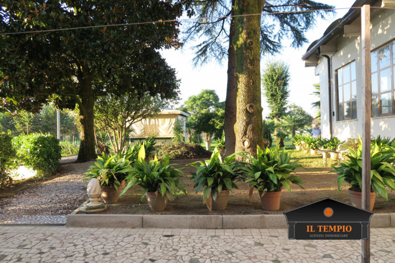 ABITAZIONE CON LABORATORIO ANNESSO– SOLUZIONE UNICA CON AMPI SPAZI ESTERNI

ABITAZIONE (circa 300...