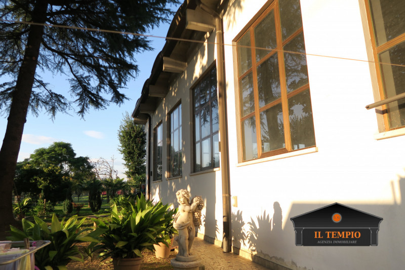 ABITAZIONE CON LABORATORIO ANNESSO– SOLUZIONE UNICA CON AMPI SPAZI ESTERNI

ABITAZIONE (circa 300...