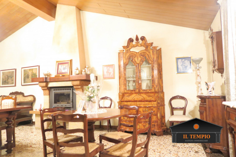 ABITAZIONE CON LABORATORIO ANNESSO– SOLUZIONE UNICA CON AMPI SPAZI ESTERNI

ABITAZIONE (circa 300...