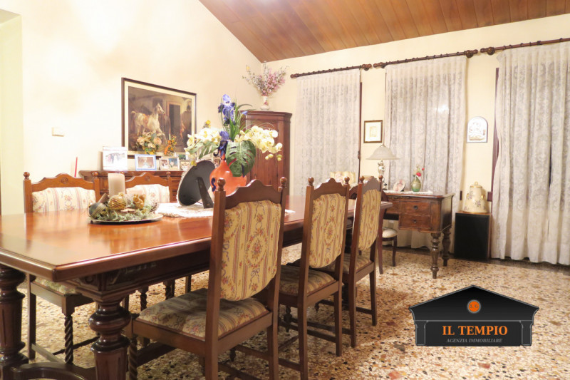 ABITAZIONE CON LABORATORIO ANNESSO– SOLUZIONE UNICA CON AMPI SPAZI ESTERNI

ABITAZIONE (circa 300...