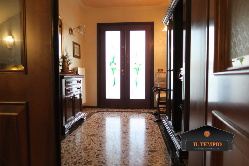 ABITAZIONE CON LABORATORIO ANNESSO– SOLUZIONE UNICA CON AMPI SPAZI ESTERNI

ABITAZIONE (circa 300...