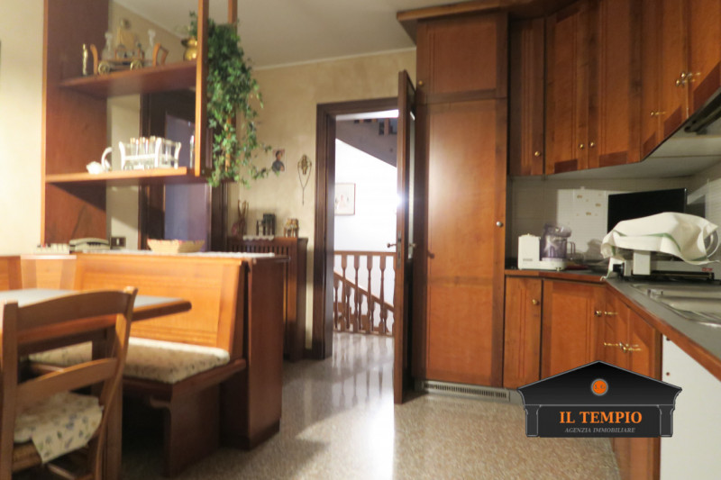 ABITAZIONE CON LABORATORIO ANNESSO– SOLUZIONE UNICA CON AMPI SPAZI ESTERNI

ABITAZIONE (circa 300...