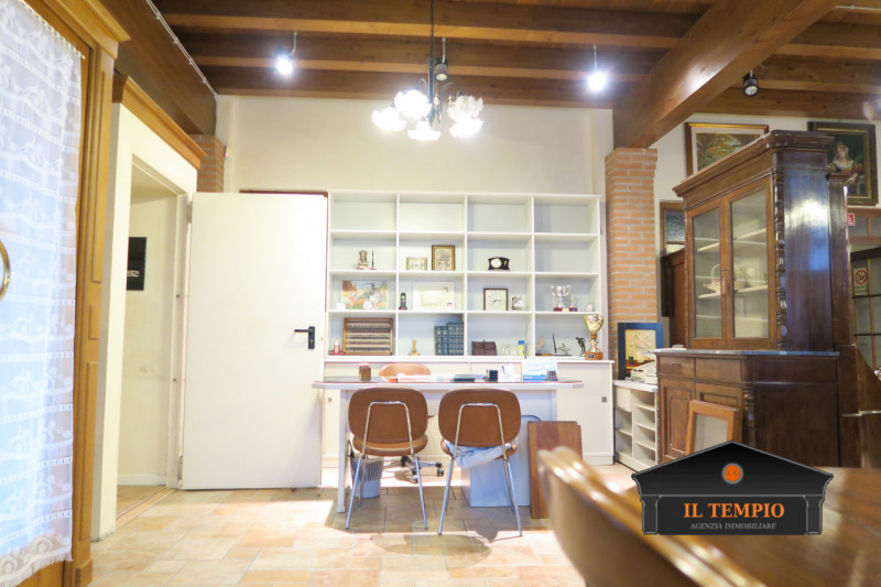 ABITAZIONE CON LABORATORIO ANNESSO– SOLUZIONE UNICA CON AMPI SPAZI ESTERNI

ABITAZIONE (circa 300...