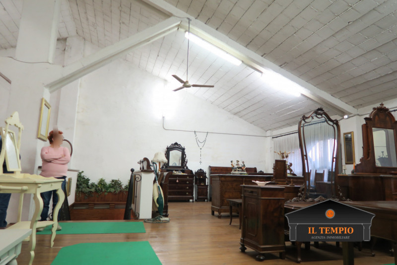 ABITAZIONE CON LABORATORIO ANNESSO– SOLUZIONE UNICA CON AMPI SPAZI ESTERNI

ABITAZIONE (circa 300...