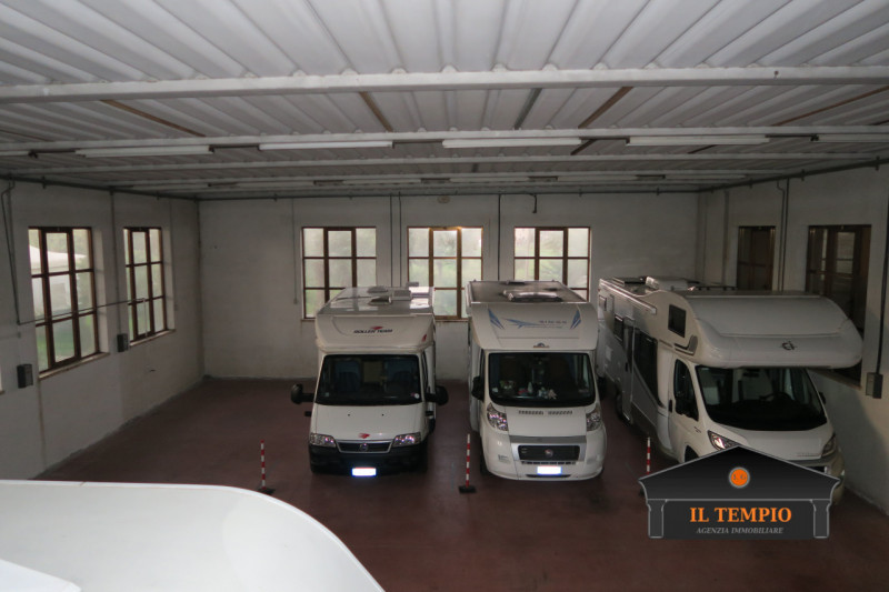 ABITAZIONE CON LABORATORIO ANNESSO– SOLUZIONE UNICA CON AMPI SPAZI ESTERNI

ABITAZIONE (circa 300...